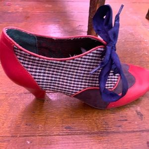 poetic license, size 8.5, run a bit small